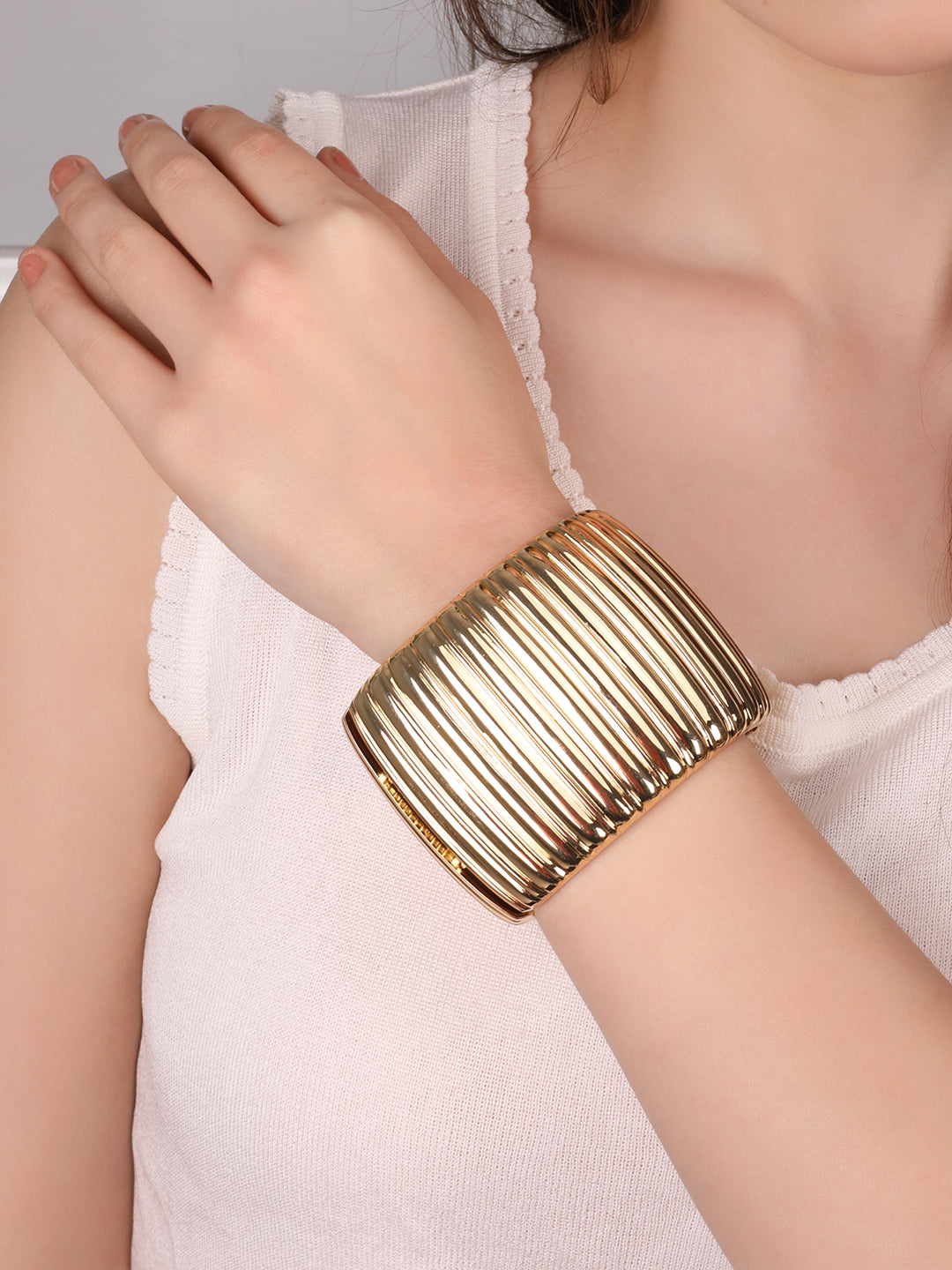 Notable Golden Round Bracelet