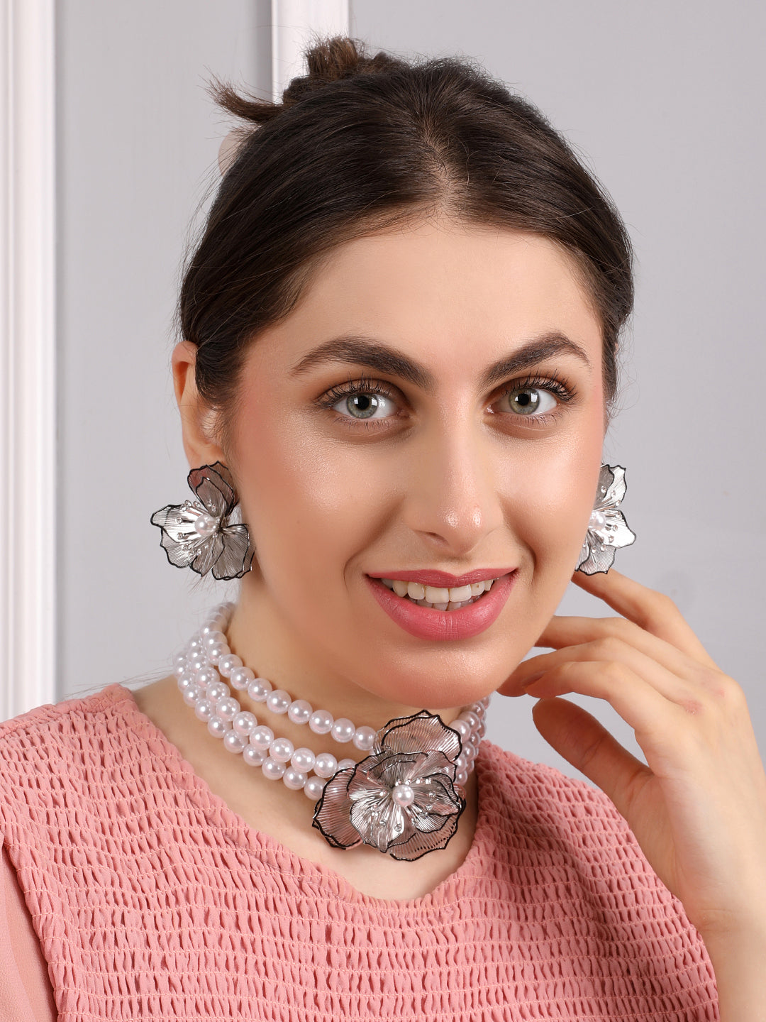 Kraze Lustrous Petal Pearl Shine Necklace