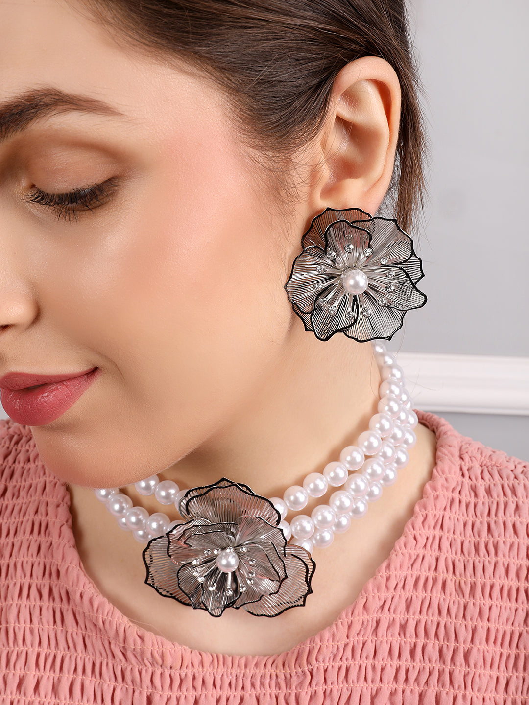 Kraze Lustrous Petal Pearl Shine Necklace