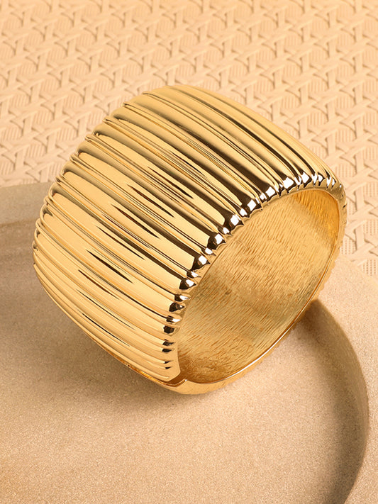 Notable Golden Round Bracelet