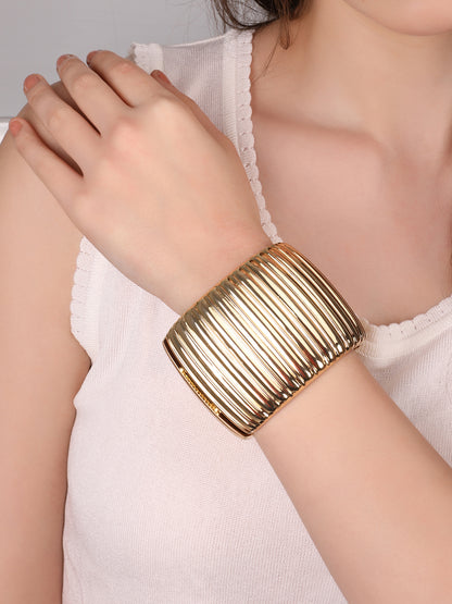 Notable Golden Round Bracelet