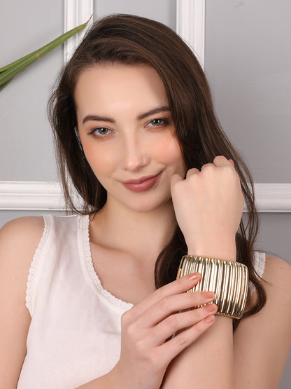 Notable Golden Round Bracelet