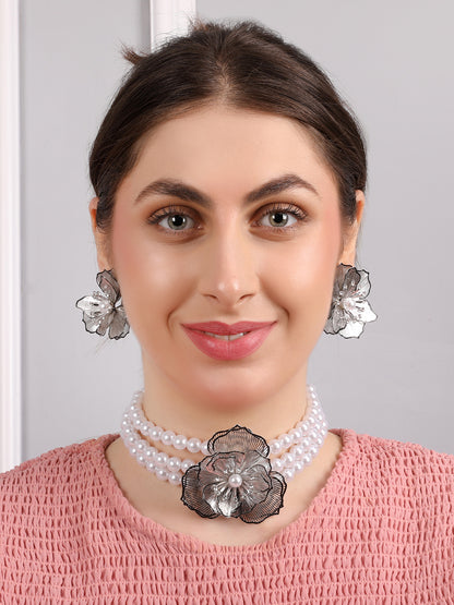 Kraze Lustrous Petal Pearl Shine Necklace