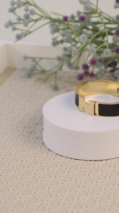 Capricious Golden Black Bracelet